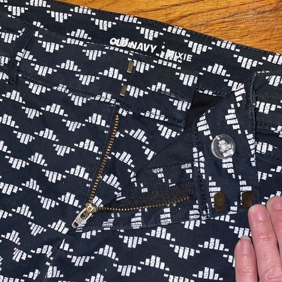 •OLD NAVY•BLACK/WHITE PATTERNED "PIXIE" SHORTS SIZE 4 - Picture 8 of 8